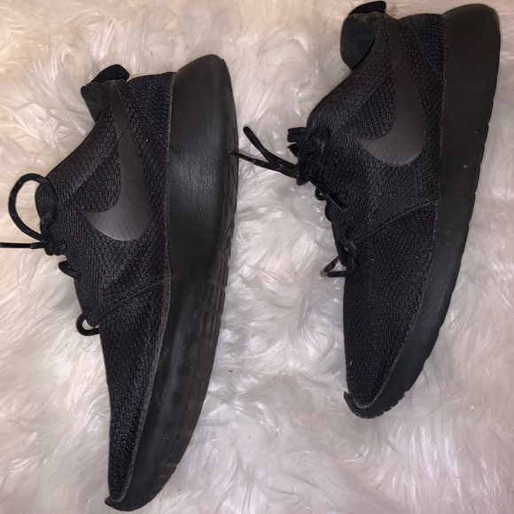 buy black nike roshe run